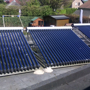 Zonneboiler met vacuumbuizen plat dak opstelling.